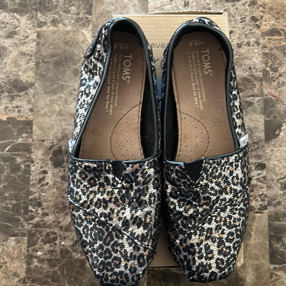 Women’s Toms cheetah print flats